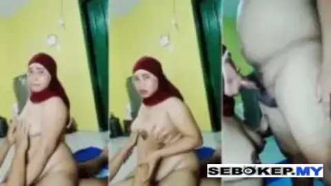 Bokep Indo Bunda Hijab Merah Bercumbu di Ruang Tamu Crot Mulut