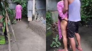 Budhe Nyapu Halaman, Tiba - Tiba Nungging Minta Disikat