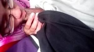 Kontol Pak Lurah Disepong Tante Berjilbab di Mobil